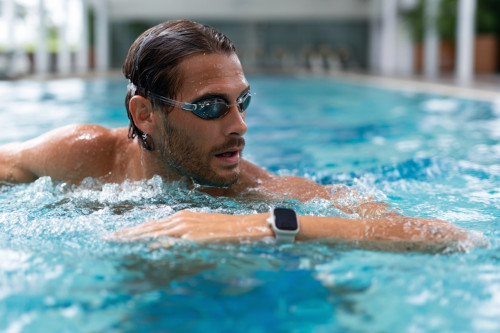 Jaki zegarek na basen? Te cechy musi mieć